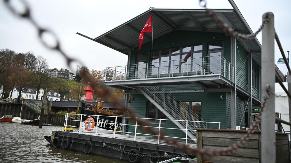 Schwimmendes Besucherzentrum am Museumshafen Oevelgönne