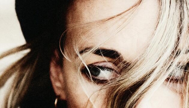 Blonde Frau in Nahaufnahme. 