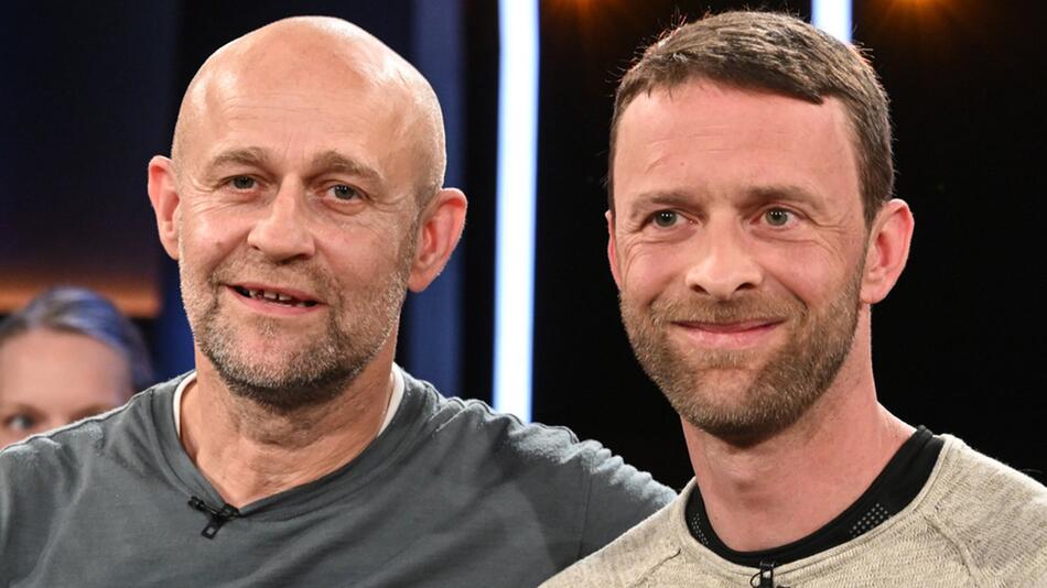 Jürgen Vogel besuchte zusammen mit einem Cousin Benjamin Vogel die "NDR Talk Show" am 21. Juni 2024.