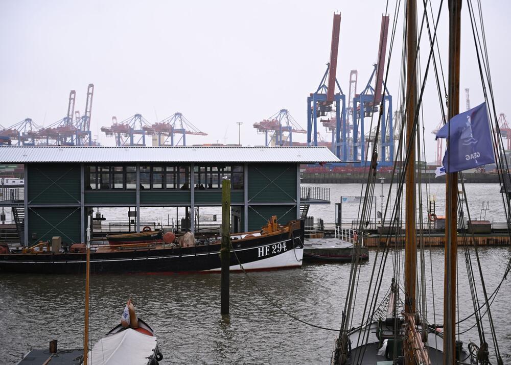 Schwimmendes Besucherzentrum am Museumshafen Oevelgönne