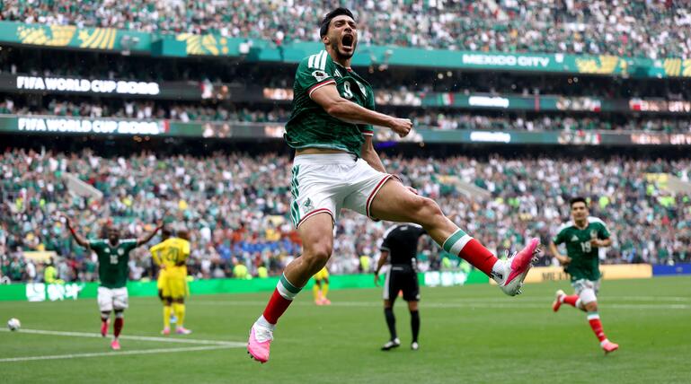 Raul Jimenez bejubelt das 2:0 für Mexiko.