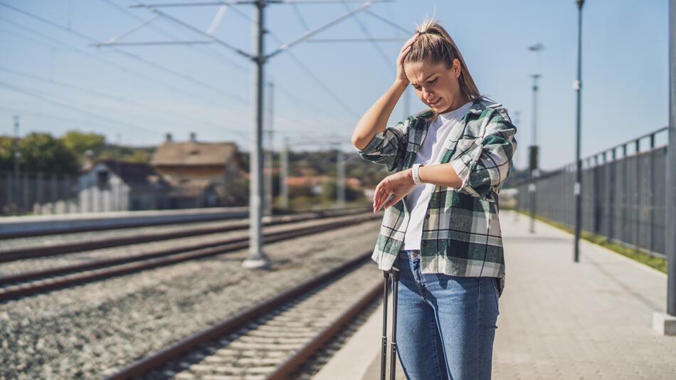 Frau am Bahnhof