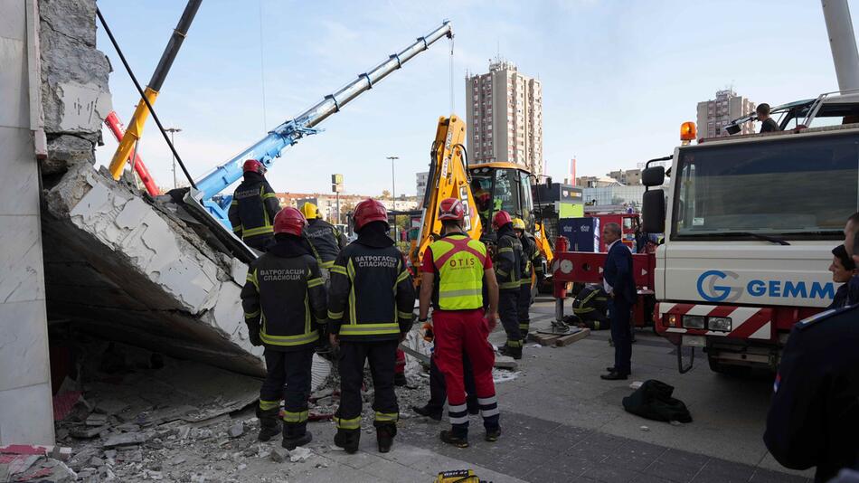 Bahnhofsvordach in Serbien stürzt ein