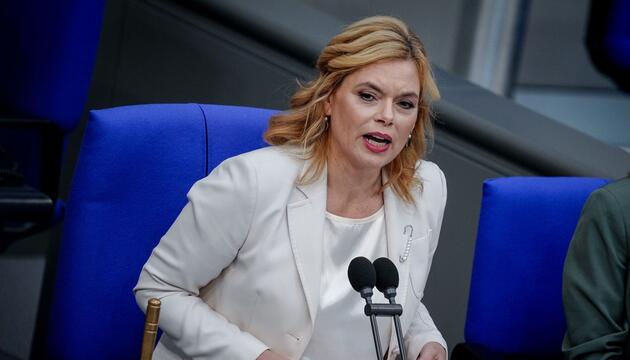 Julia Klöckner (CDU), Bundestagspräsidentin, eröffnet die Sitzung des Bundestags.