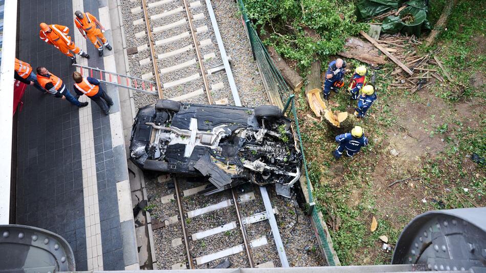 Auto stürzt von Brücke auf S-Bahn-Gleise
