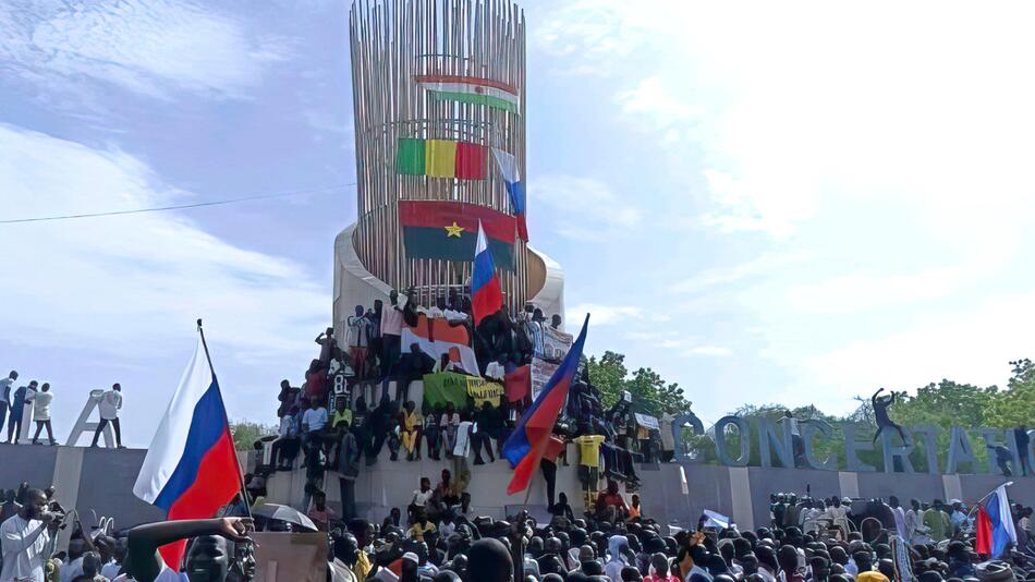 Proteste vor der französischen Botschaft in Niger.