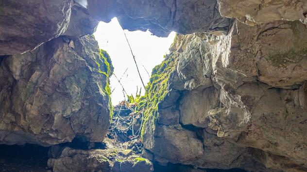 Achtjährige stürzt beim Wandern in Höhle