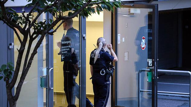 Unbekannte Frau nimmt Neugeborenes aus Krankenhaus mit