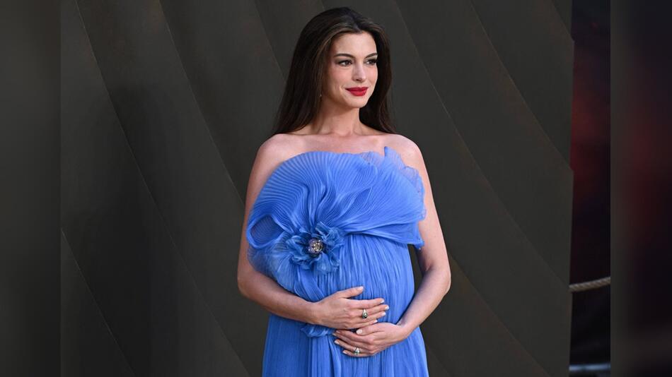 Anne Hathaway präsentiert stolz ihren Babybauch