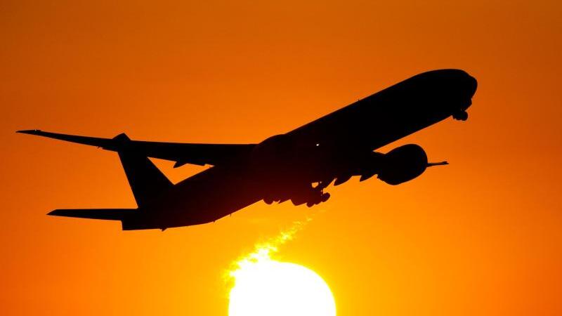 Flugzeug vor einem Sonnenuntergang