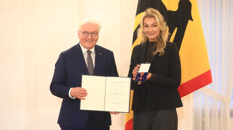 Franziska van Almsick erhielt von Bundespräsident Frank-Walter Steinmeier eine weitere ...