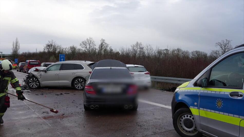 Crash mit 8 Fahrzeugen auf der A9 - vier Verletzte