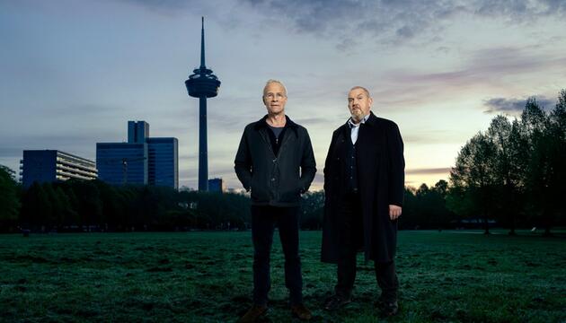 Die Kölner Kommissare Ballauf (li.) und Schenk vor dem Kölner Fernsehturm.