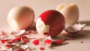 rote Eier werden gepellt