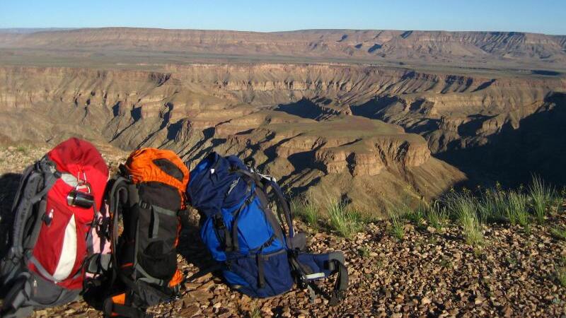 Rucksäcke stehen am Rande eines Canyon