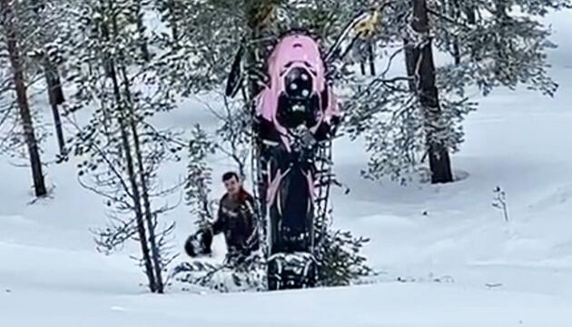 Schräger Parkplatz: Schneemobil bleibt senkrecht in Baum stehen