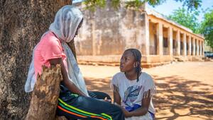 Zwei Mädchen im Gespräch in Mali