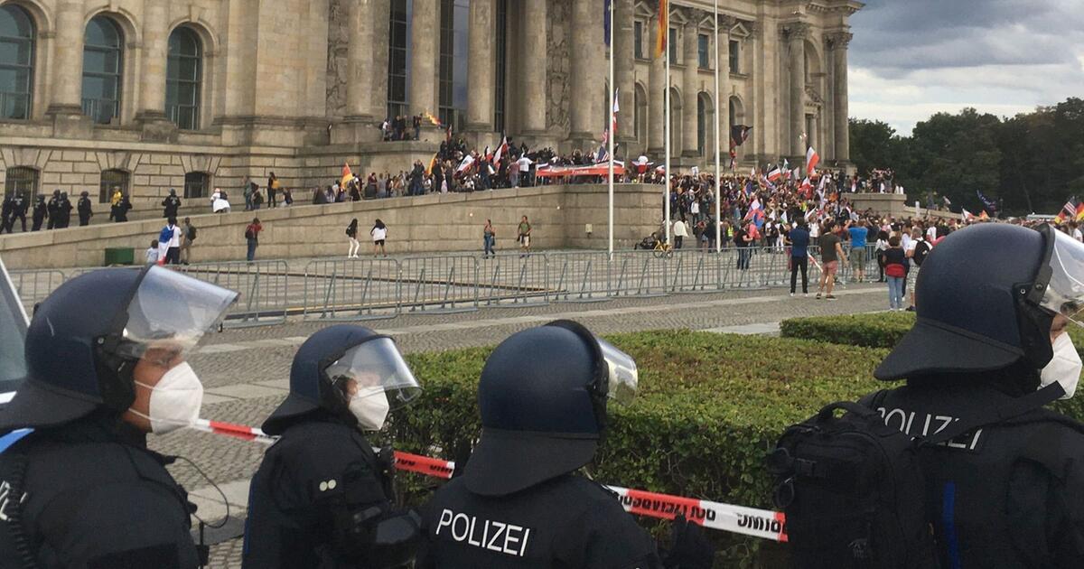 Demonstranten Stürmen Durch Absperrung Auf Reichstags-Treppe | GMX