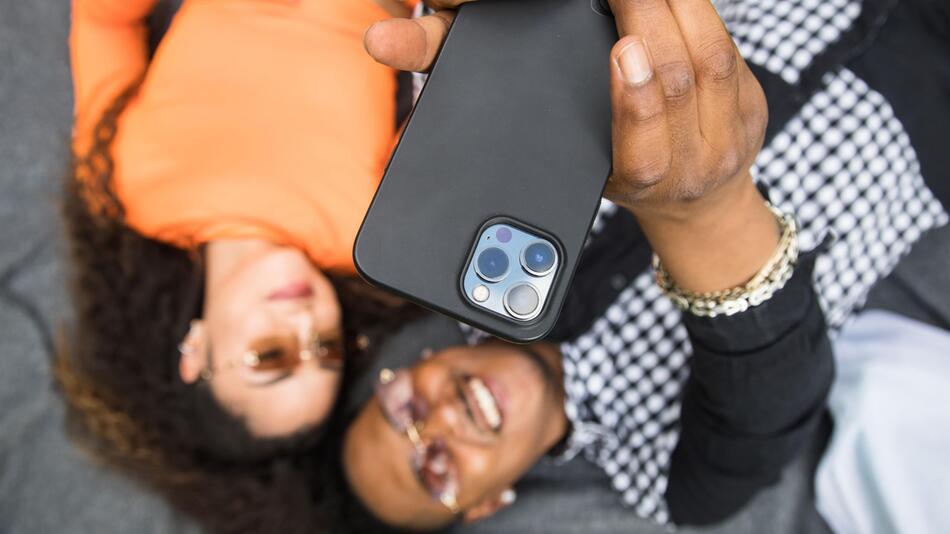 Eine Frau und ein Mann machen ein Selfie von sich.
