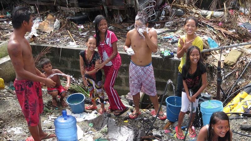 Philippinische Kinder trotzen Haiyan