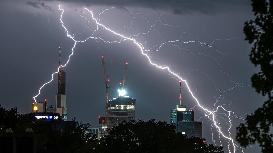 Blitze über der Skyline von Frankfurt
