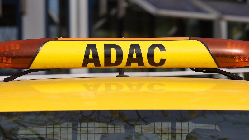 Das ADAC-Logo prangert auf einem Auto.