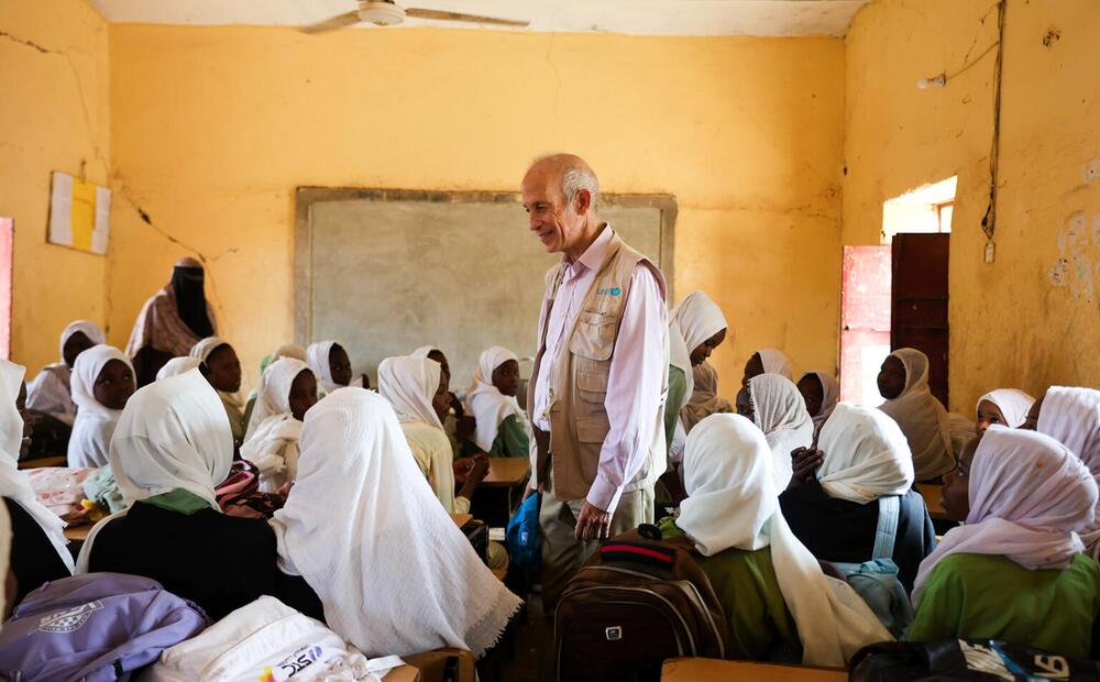 Sheldon Yett in einer Schulklasse mit Mädchen.