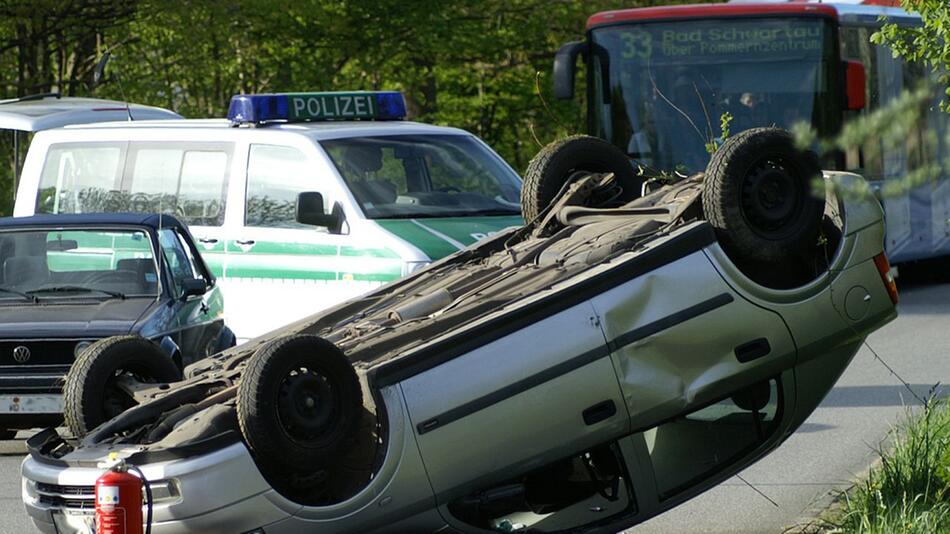 Erste Hilfe nach einem Autounfall ist in Deutschland Pflicht