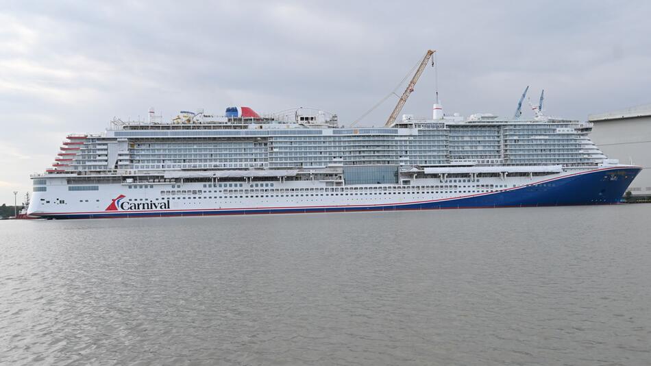 Kreuzfahrtschiff "Carnival Jubilee" hat das Baudock verlassen