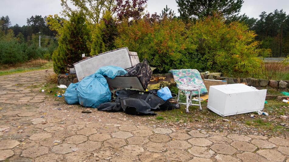 Alte ausrangierte Möbel liegen auf einem Grundstück