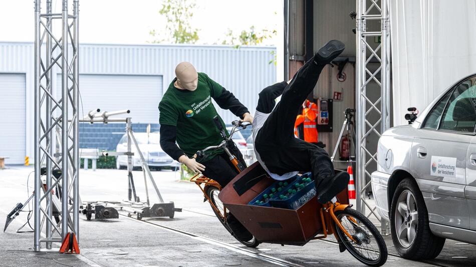 Unfallforschung - Crashtest zwischen Lastenrad und Fußgängern