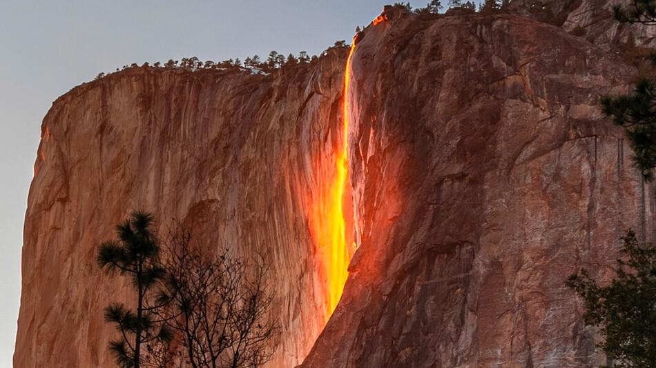 Unglaubliches Naturspektakel: Wasserfall sieht aus wie glühende Lava