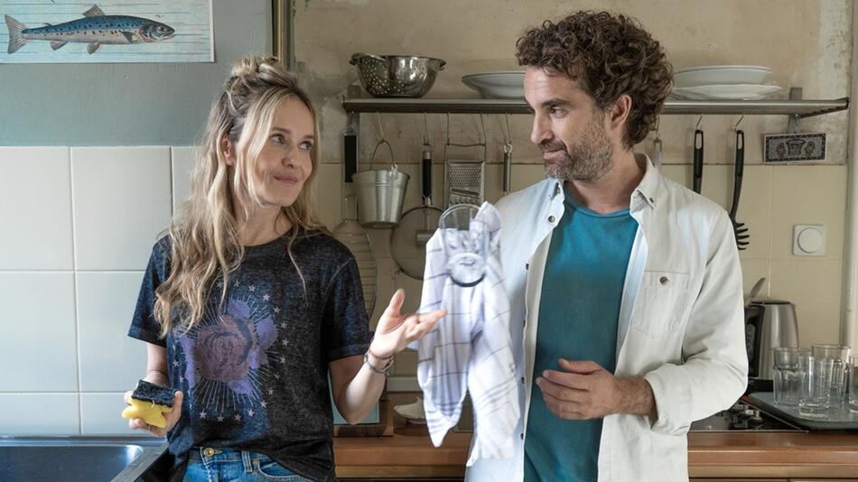 "Die Bachmanns": Miriam (Stefanie Stappenbeck) und Markus (Oliver Wnuk) reden über ihr Gartenfest.