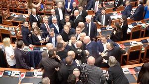 Handgemenge im Parlament: Wachen müssen albanische Abgeordnete trennen