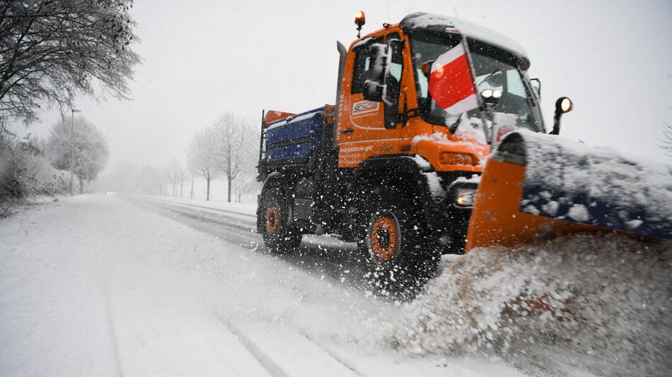 Neuschnee verursacht Verkehrsbehinderungen