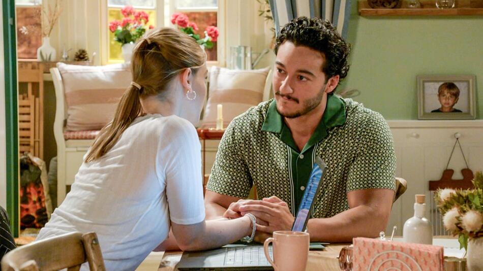 "Rote Rosen": Bella und Elyas versprechen sich nach einem Streit, in Zukunft immer offen ...