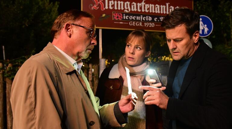 "München Mord: Das Kamel und die Blume": Ludwig Schaller (Alexander Held, l.) fragt Angelika ...