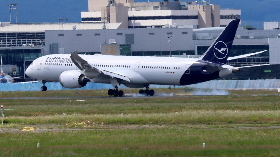 Lufthansa-Maschine knickt ein: Mehrere Verletzte