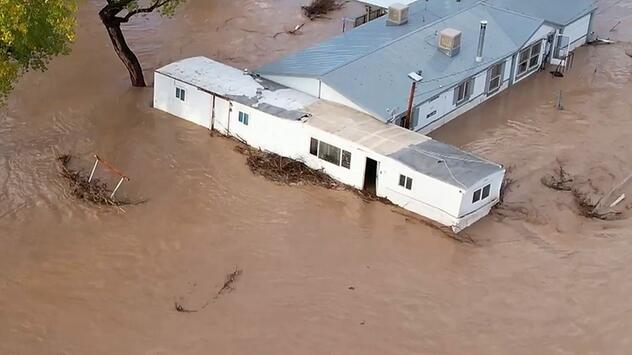 Drohnenvideos zeigen massive Überschwemmungen: Rekordhochwasser legt New Mexico lahm