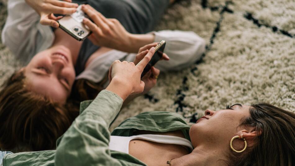 Zwei junge Fauen mit ihren Smartphones