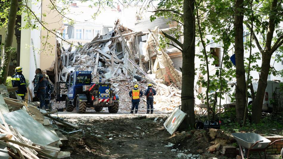 Wettlauf gegen die Zeit - Per Hand nach Vermissten gesucht