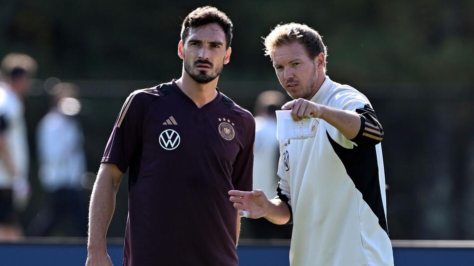 Mats Hummels im Gespräch mit Bundestrainer Julian Nagelsmann