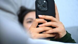 Mädchen schaut auf ihr Smartphone
