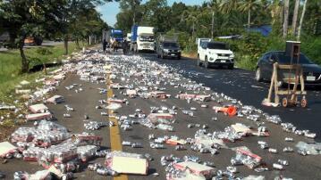 In Thailand verliert ein Lastwagen einen Haufen Dosen und Flaschen.