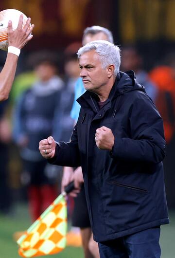 Roms Trainer Jose Mourinho feuert seine Elf an, Leverkusens Piero Hincapie schnappt sich den Ball