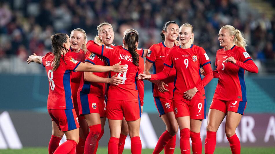 Norwegische Spielerinnen feiern den Sieg gegen die Philippinen.