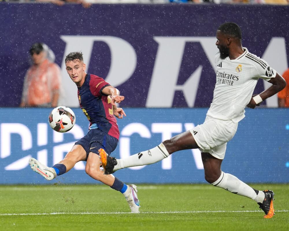 Barcelonas Marc Casado flankt gegen Real Madrids Antonio Rüdiger