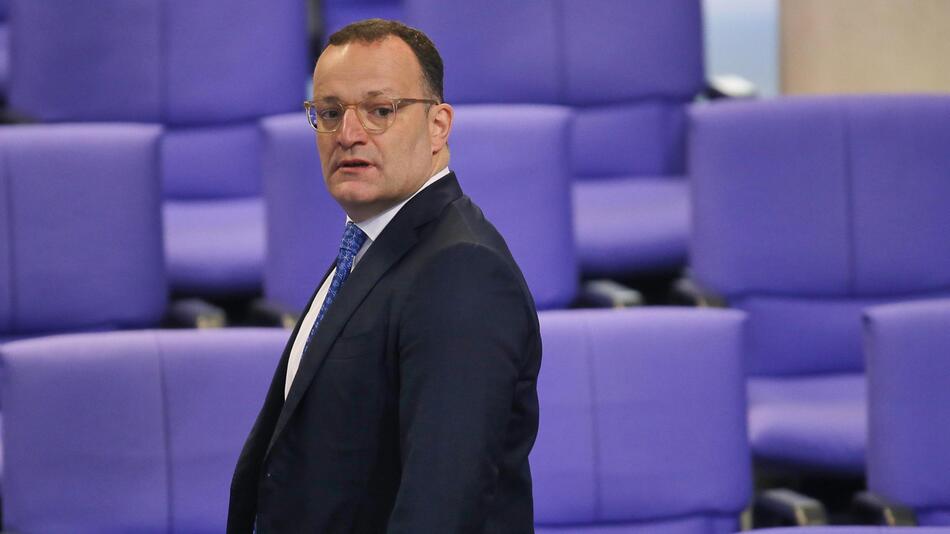 Ein "echter Skandal" – jetzt schießen auch die Kirchen gegen Spahn