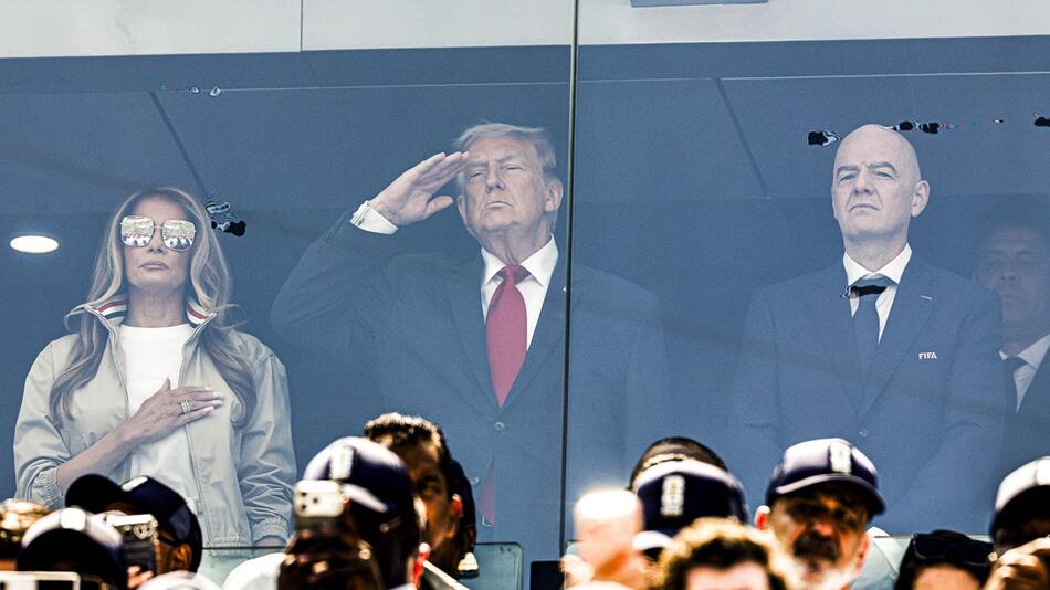 Trump sitzt beim Finale hinter Glas – und tätschelt den WM-Pokal