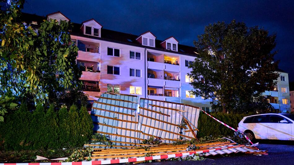Schwere Unwetter richten massive Schäden an – Tornado fegt durch Stadt